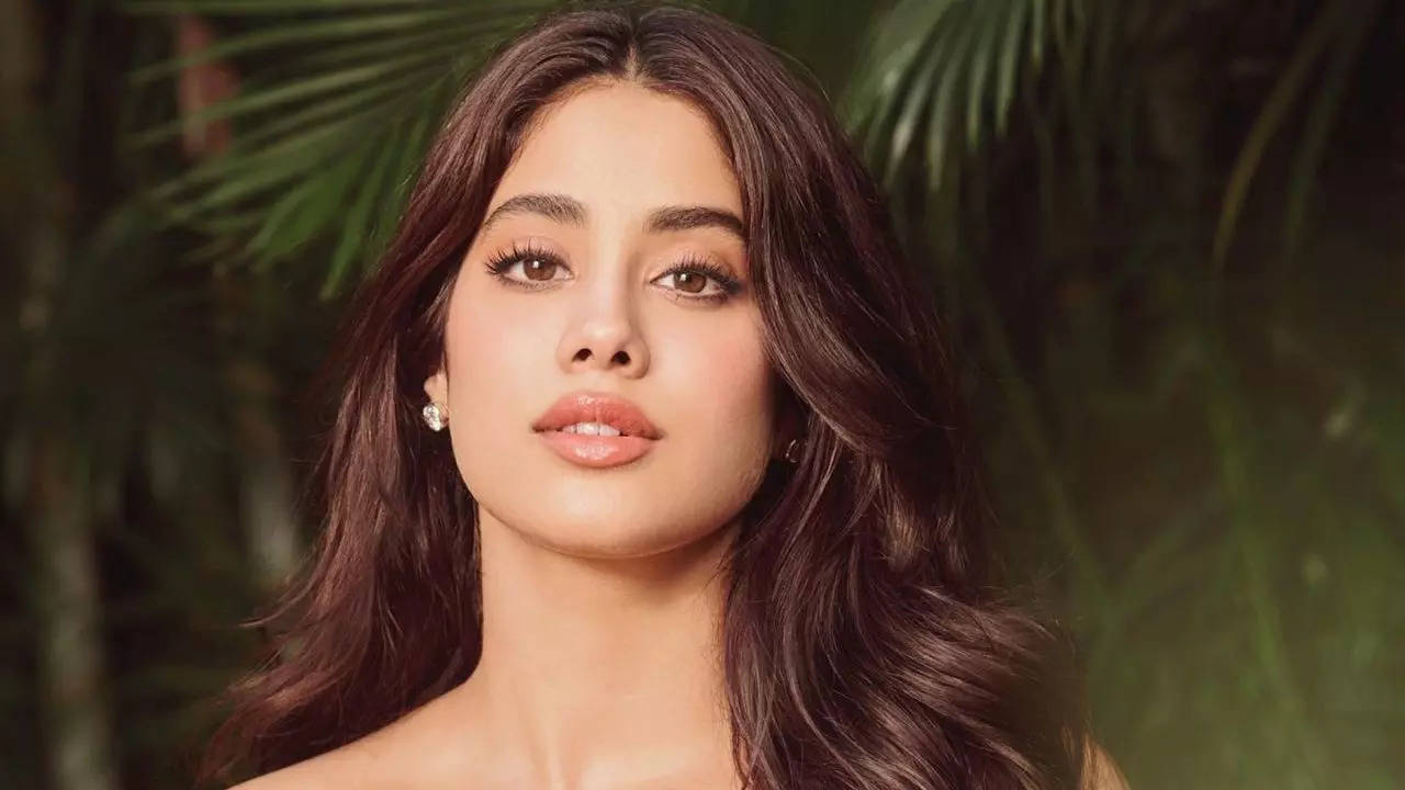 Akshara Singh X Photo X Photo X Photo Hd - Janhvi Kapoor shares her reaction on Ranveer Singh's nude photoshoot: 'I  think it's artistic freedom and...'