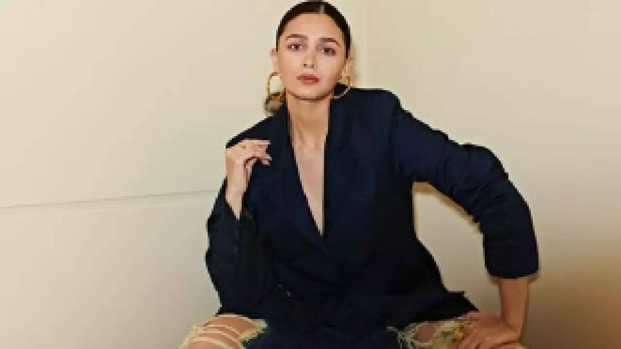 Preggers Alia Bhatt Gives Boss Lady Vibes As She Rocks Oversized Blazer With Ripped Jeans Pics 8744