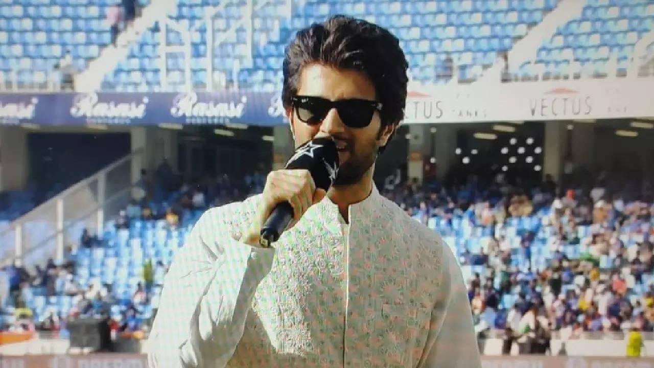 Vijay Deverakonda promotes Liger at India vs Pakistan match in Dubai, fans can't hold their excitement