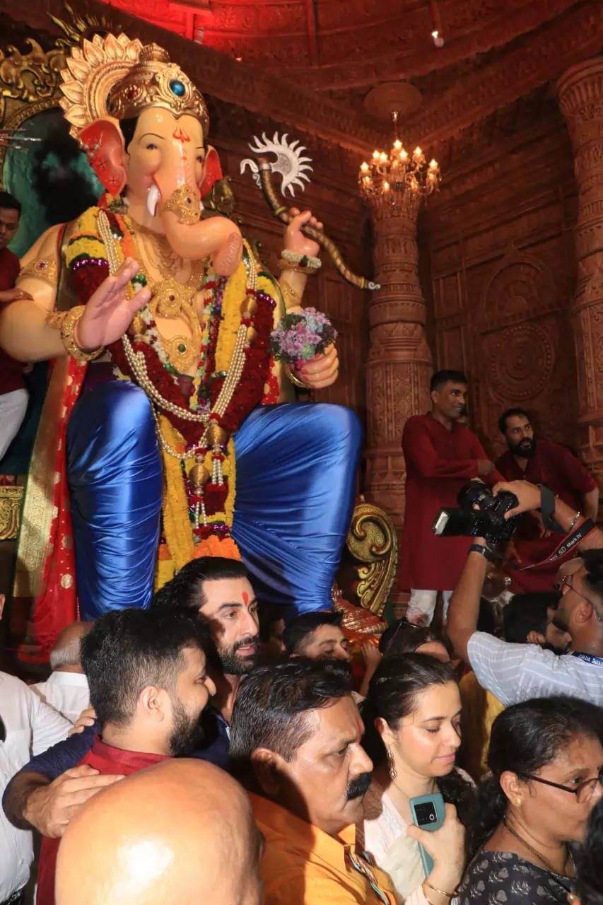 Alia Bhatt, Ranbir Kapoor look elegant in ethnic wear as they visit  Mahakaleshwar temple with Ayan Mukerji