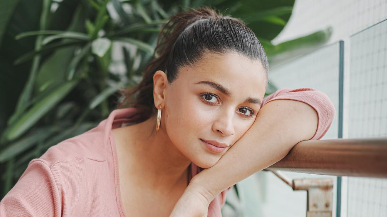 Pregnant Alia Bhatt flaunts her growing baby bump in comfy co-ord set; don't miss her trendy jewellery