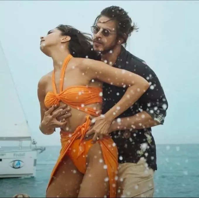 Snippet of Deepika and SRK from Besharam Rang