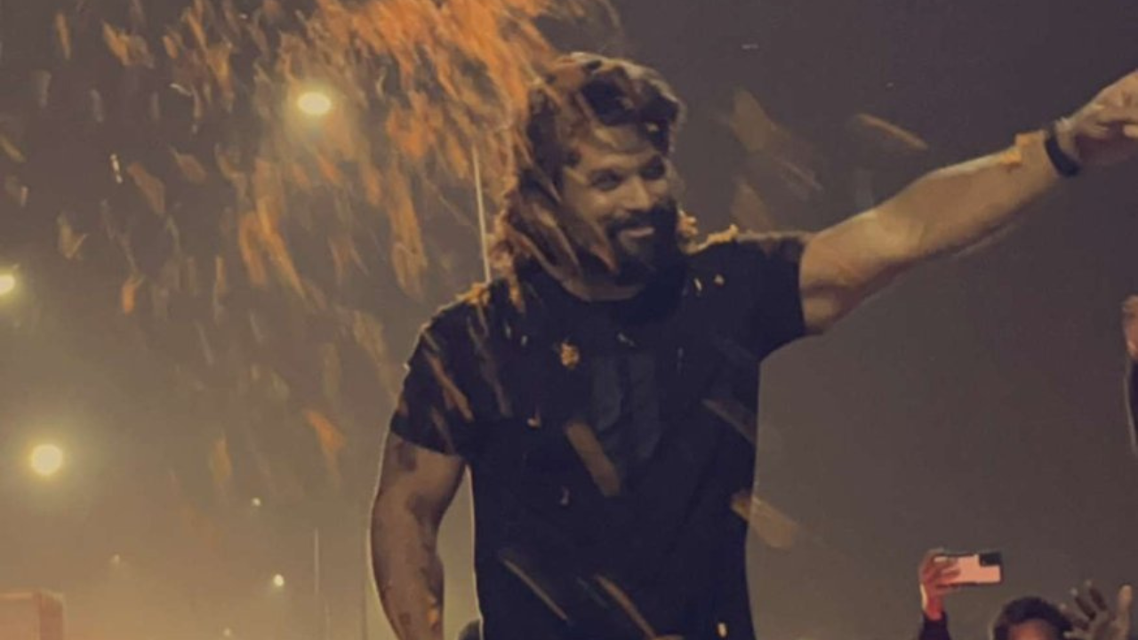 Allu Arjun arrives in Vizag for Pushpa 2 shoot, fans yell 'biceps, hairstyle entamma' Allu Arjun arrives in Vizag for Pushpa 2 shoot, fans yell 'biceps, hairstyle entamma'
