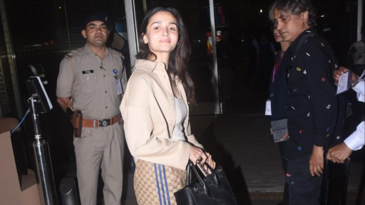 Alia Bhatt gets papped at the airport