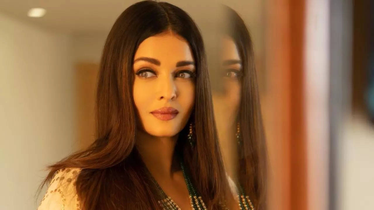 Aishwarya Rai Bachchan's regal avatar leaves everyone smitten.
