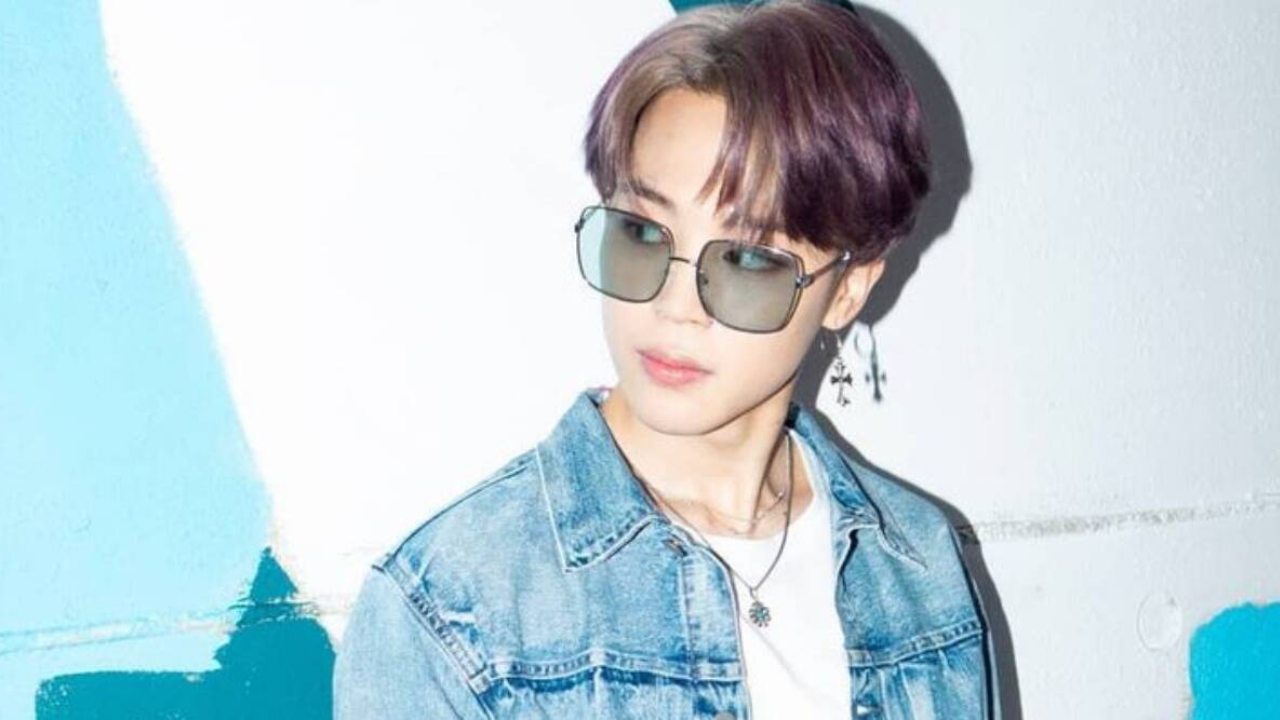 BTS’ Jimin Gets LOCKED Out Of Van At Airport Amid Huge Crowd. Watch His PRICELESS Reaction