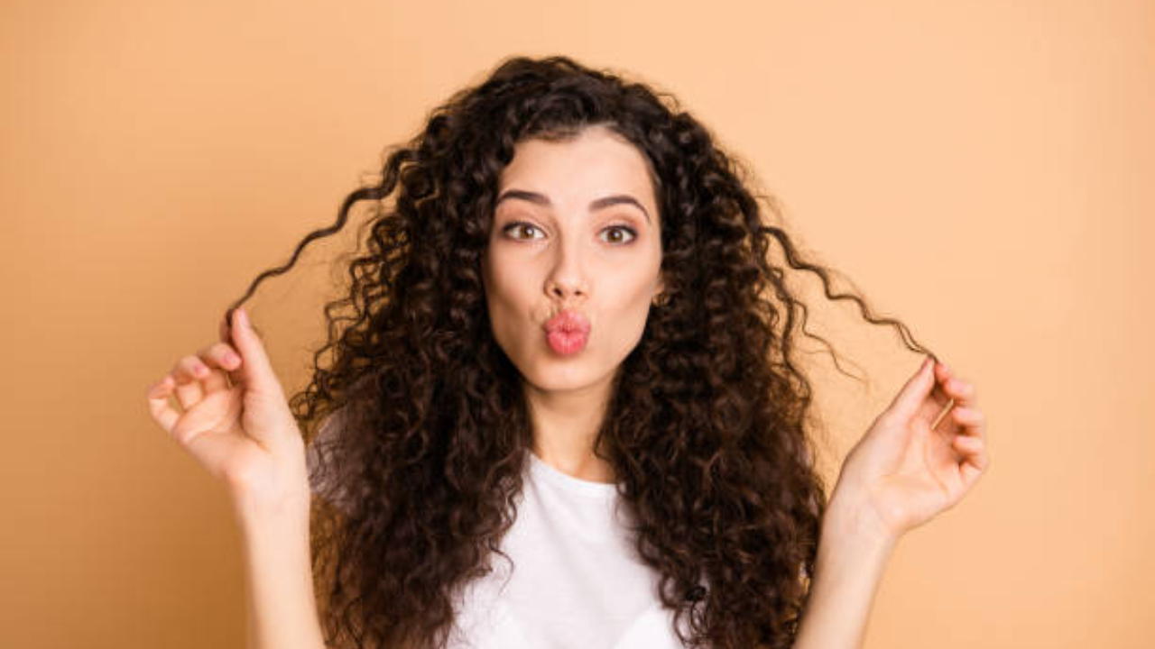 Frizz-Free Forever: 5 Natural Remedies to Tame Frizz in Your Curly Locks.