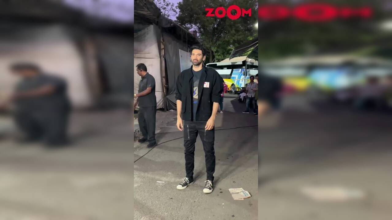 Aditya Roy Kapur looks DASHING as he poses for the paps | Viral Video