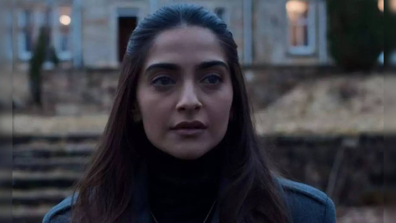 Sonam Kapoor: Blind Twitter Review: Sonam Kapoor Garners Praise For ...