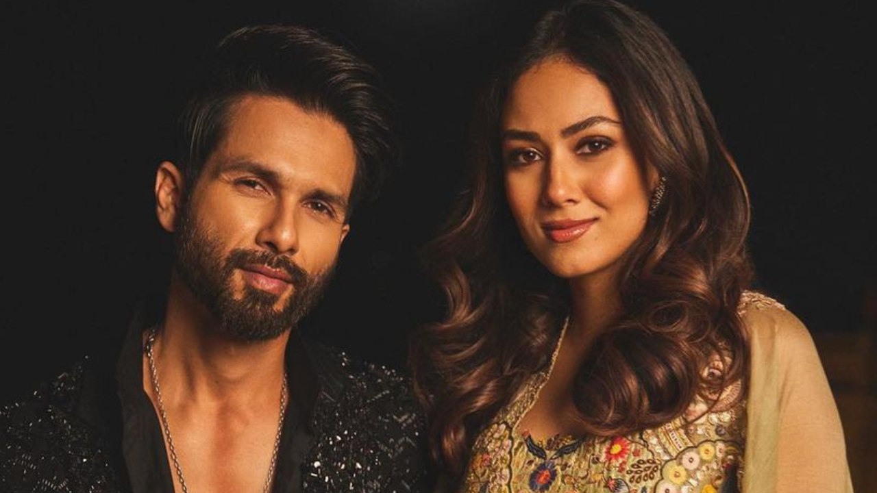 Shahid Kapoor, Mira Rajput Seal It With A Kiss On 8th Wedding ...