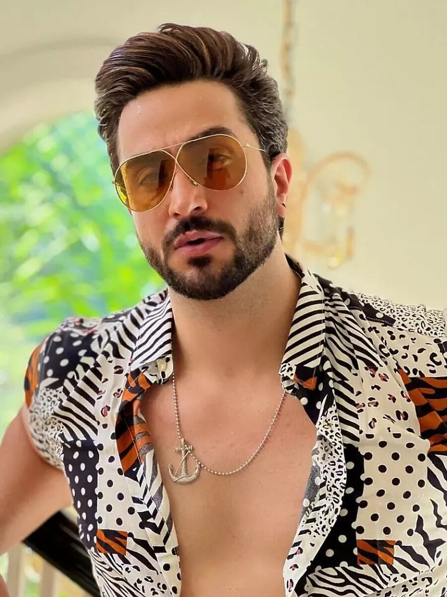 Meet 9 TV Hunks Who Have Razor-Sharp Jawlines