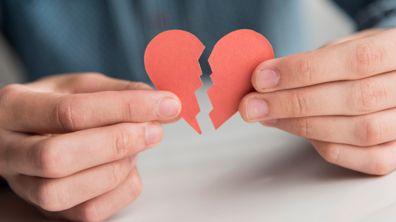 Relationship expert shares 5 thoughts people have after a breakup that is more hurtful than separation. Pic Credit: Freepik