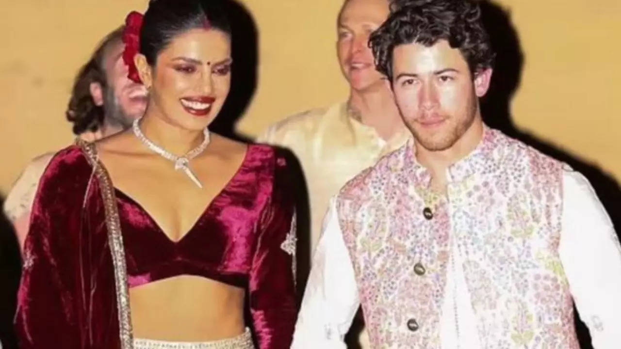 Priyanka Chopra Sports Sindoor at Grand Diwali Bash in LA, Nick Jonas Wears  Kurta; Pics Go Viral - News18