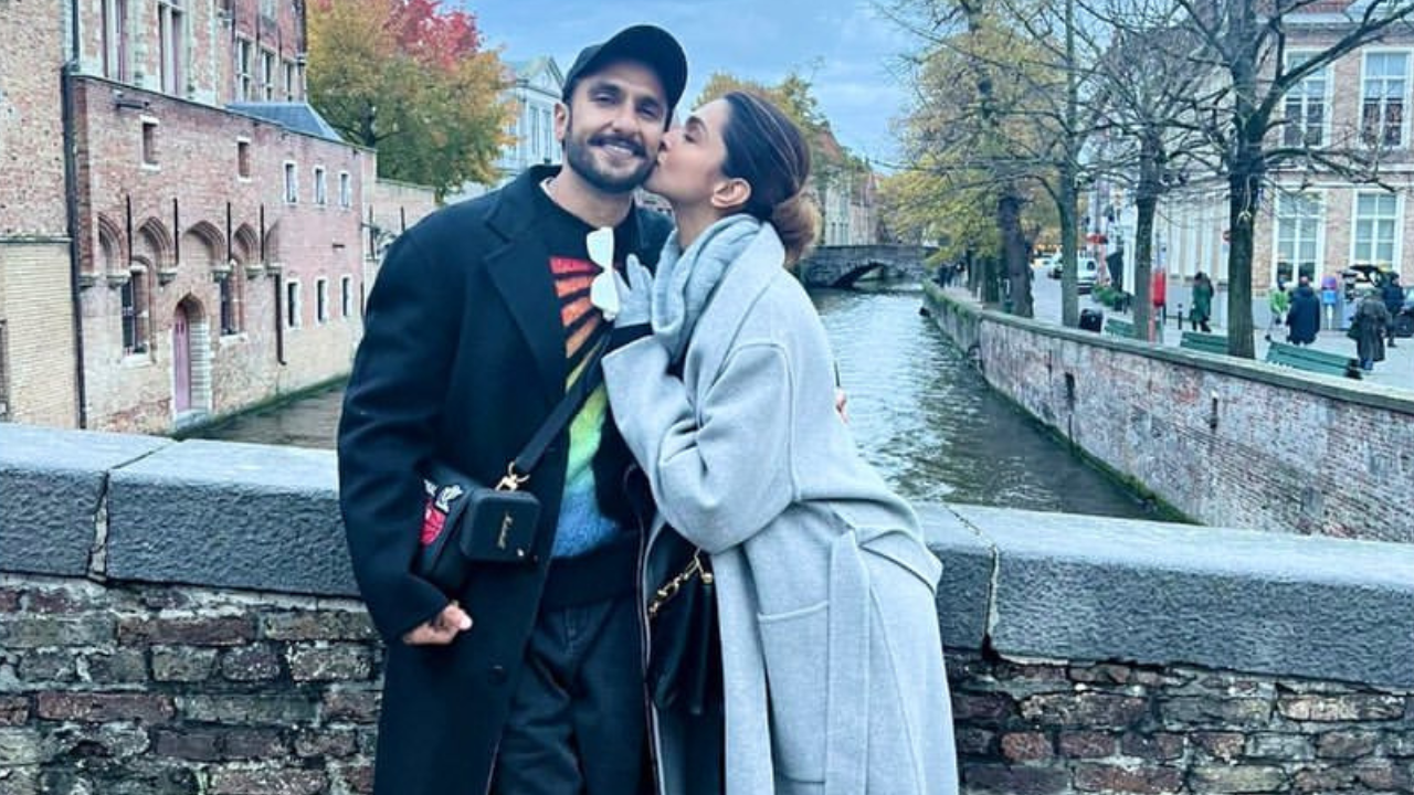 Ranveer Singh krijgt een zoete kus van vrouw Deepika Padukone terwijl ze hun huwelijksverjaardag vieren in België, Celebrity News