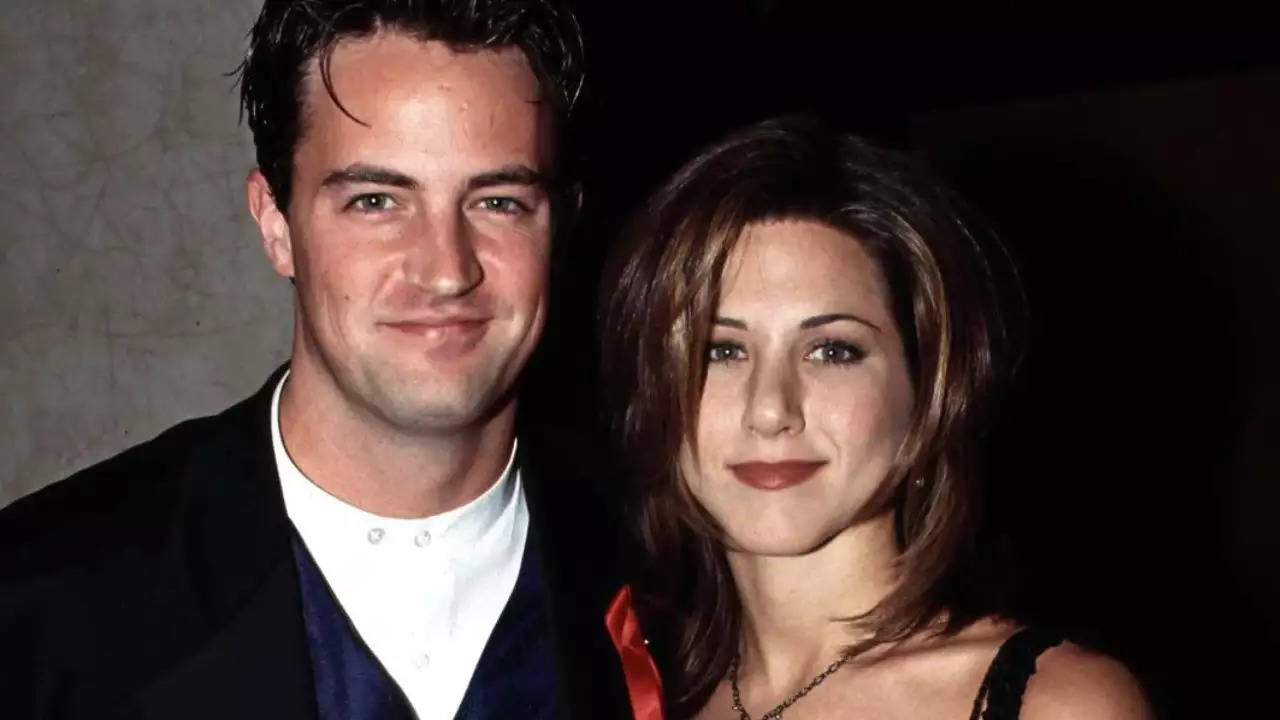 Matthew Perry Jennifer Aniston Pays Tribute To On Screen Off Screen Bff Matthew Perry With 