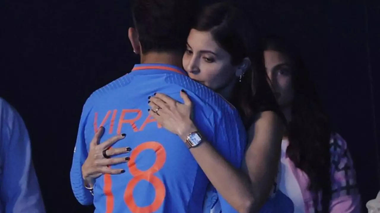 IND Vs AUS WC 2023: Anushka Sharma Hugs 'Emotional' Virat Kohli After ...