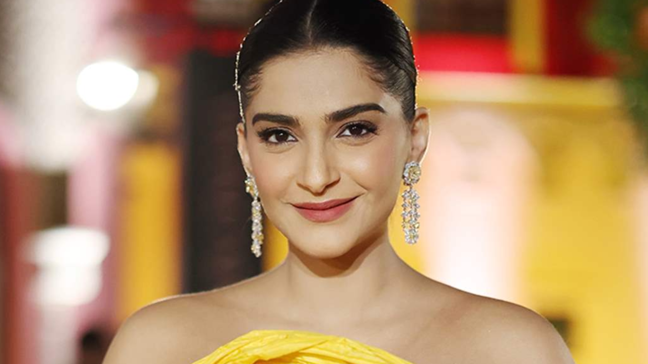 Filmfare OTT Awards 2023 Sonam Kapoor Reveals She Wants To Have Dinner