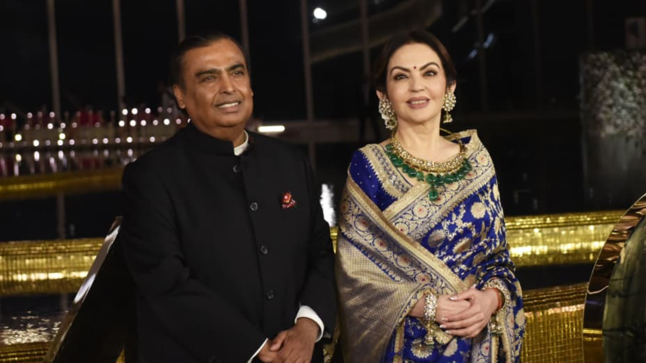 Nita Ambani ने बहुओं के साथ मनाया अपना 60वां जन्मदिन, केक काट कर किया ...