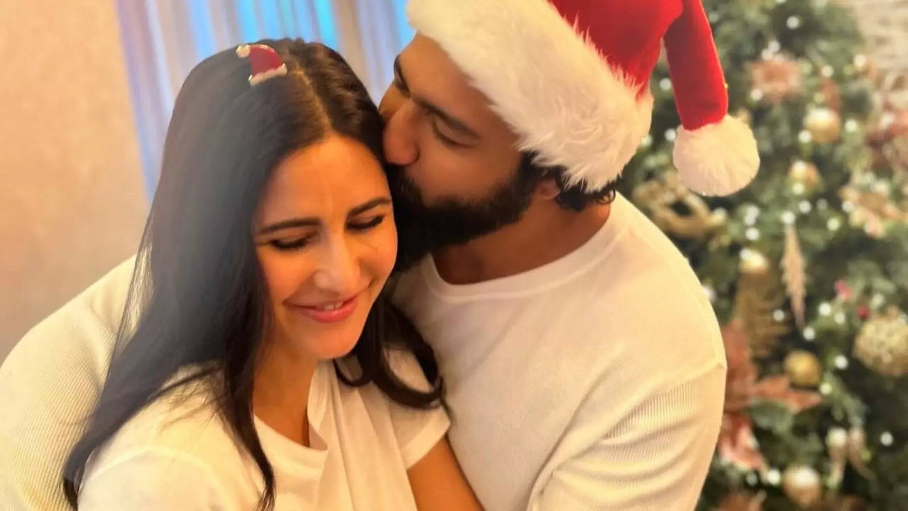 Vicky Kaushal Kisses Wife Katrina Kaif In Adorable Pic From Christmas ...