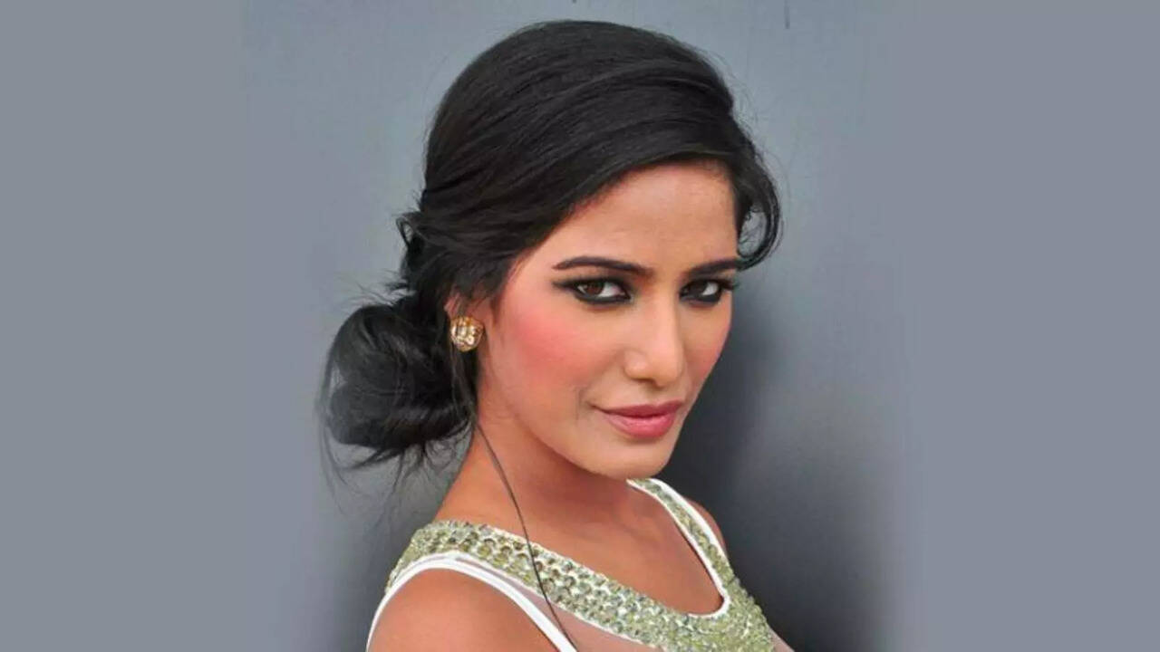 Poonam Pandey Dies Due To Cervical Cancer At 32, Manager Confirms,  Celebrity News | Zoom TV
