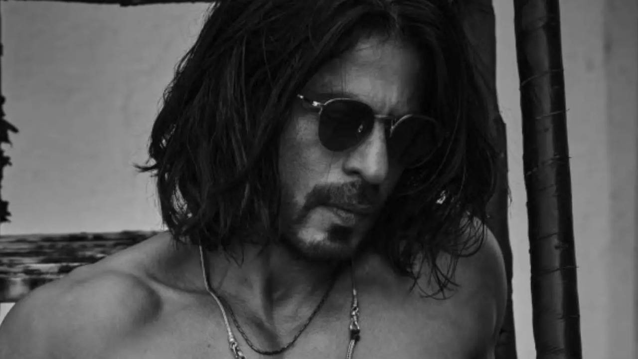 Shah Rukh Khan's Manager Pooja Dadlani Drops Actor's Shirtless Pic And It Is An Absolute Thirst Trap