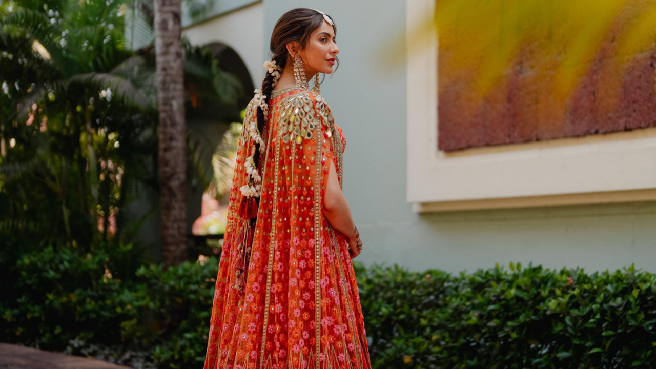 Fashion Alert! अब सिर्फ दुपट्टे नहीं, ट्राई करें फुलकारी वर्क लहंगा -  amazing phulkari lehengas for your marriage-mobile