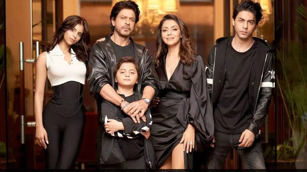 Shah Rukh Khan: It's Family Time For King Khan! Shah Rukh Khan, Gauri ...