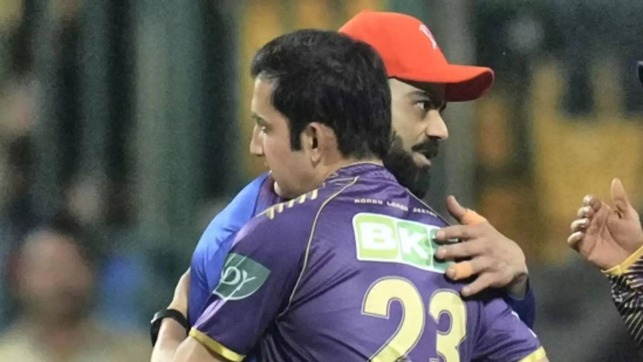 Virat Kohli And Gautam Gambhir's Hug During RCB Vs KKR Makes Delhi Police's  New 'Jhagda Hua' Post Viral!