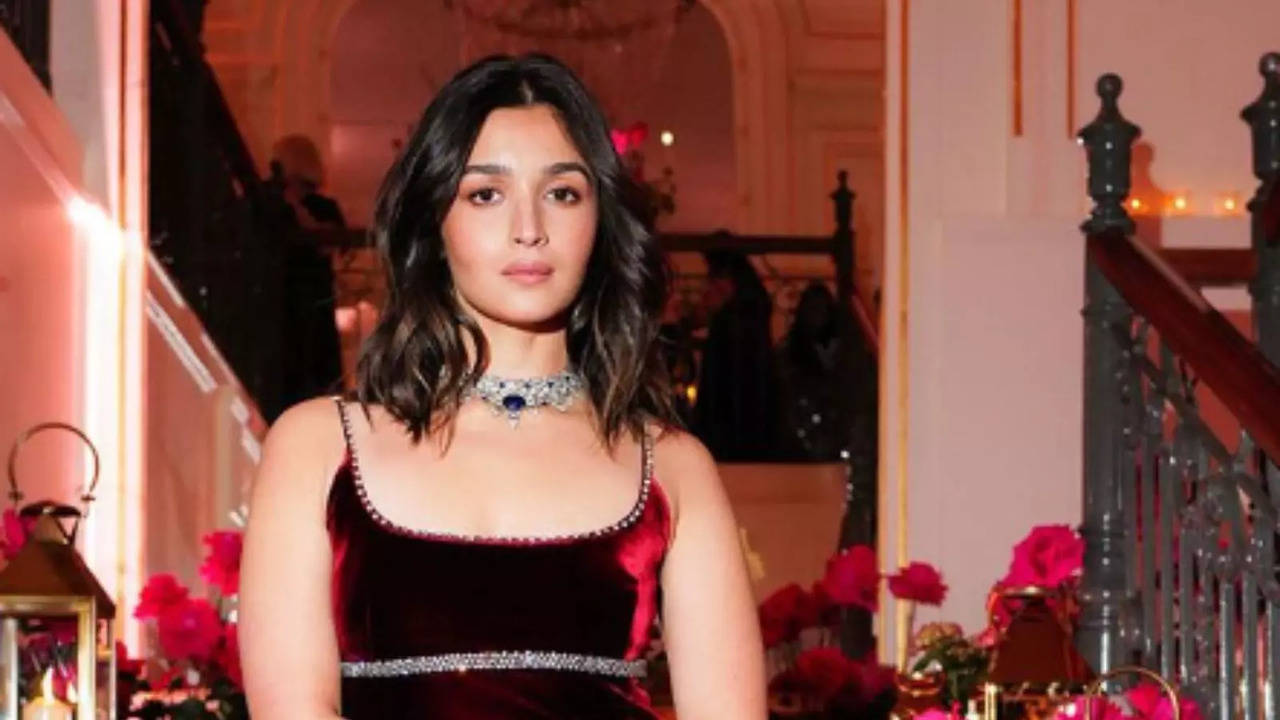 ​Alia Bhatt's Sapphire Necklace Worth Almost Rs 20 Crore, Shines Bright At Hope Gala, In London