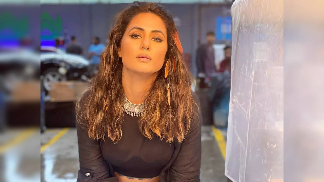 Hina Khan bulging boobies : r/kalpikaworld