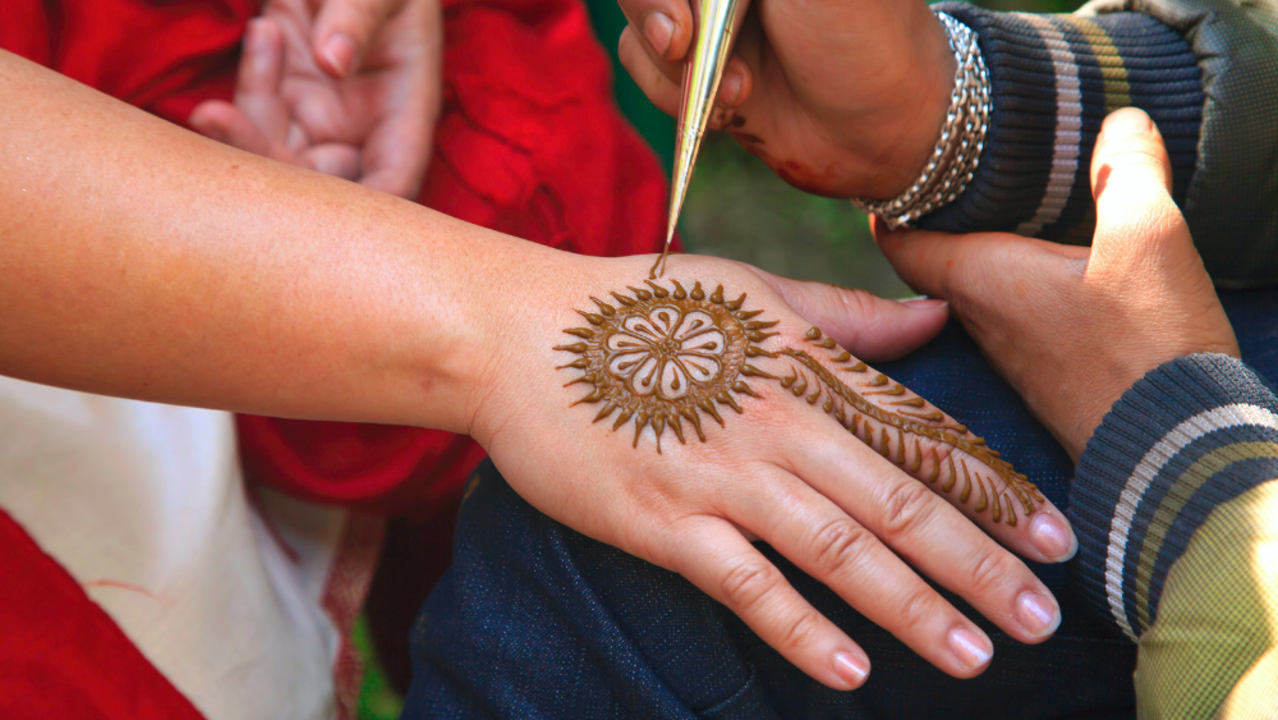 70+ Gorgeous Back Hand Mehndi Designs That Stole Our Hearts - Pyaari  Weddings