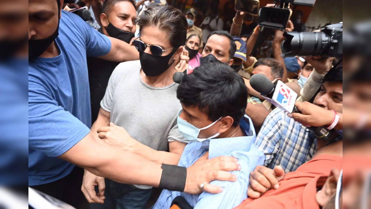 Shah Rukh Khan Talked To Son Aryan Khan Through Glass Fencing At Arthur Road Jail All Details