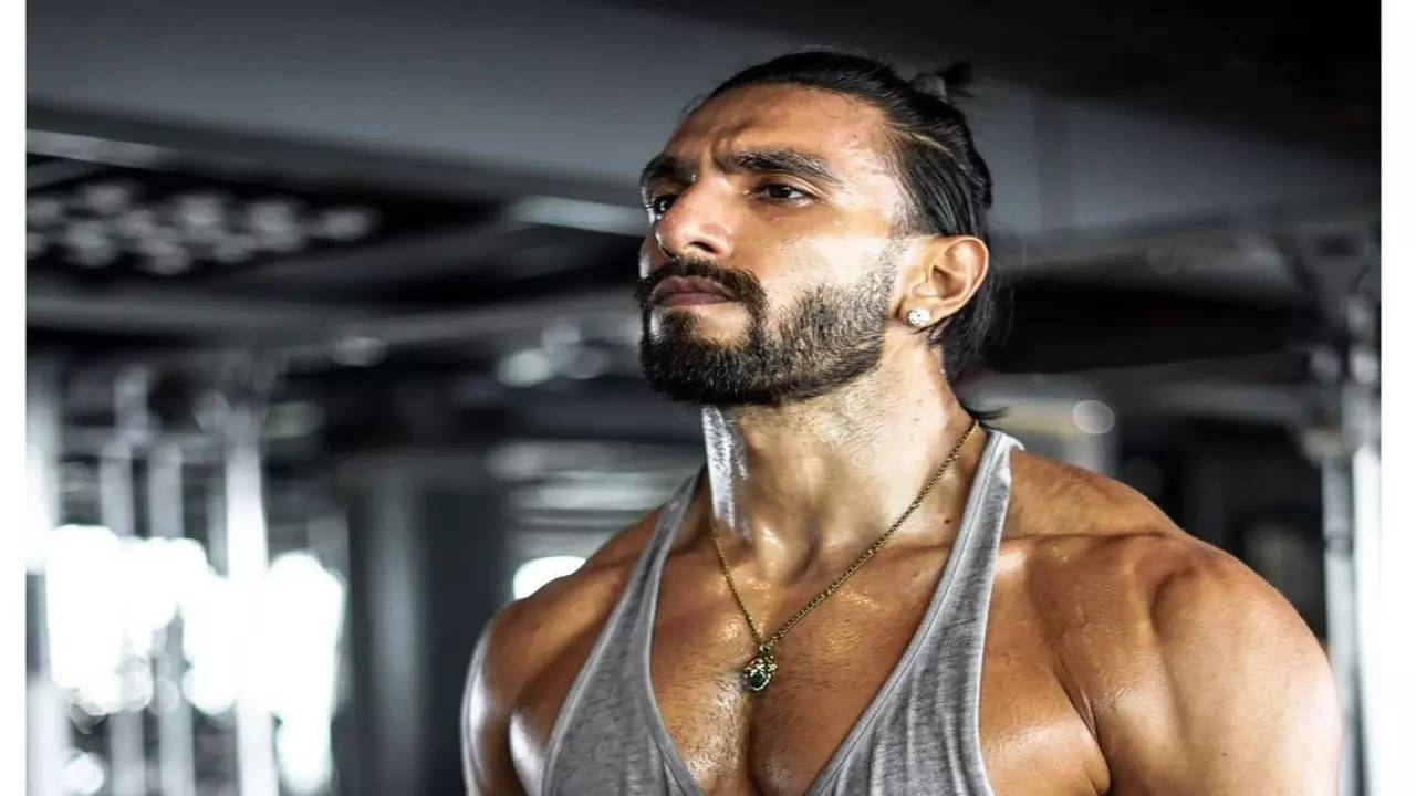 Ranveer Singh flexing his bulky biceps in latest post is the