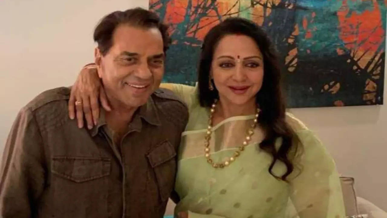 When Hema Malini's dad pushed Dharmendra out of the house as she ...