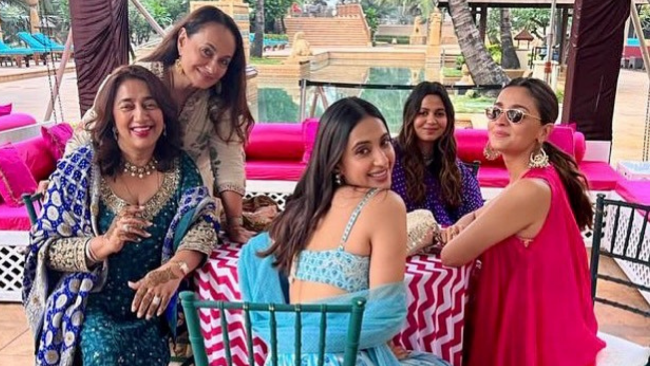 Alia Bhatt Stuns In Pink In Unseen Photo With Mom Soni Razdan, Sister 