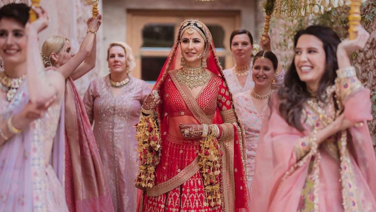 Pragya Jaiswal in a pink lehenga at her sister's wedding reception |  Fashionworldhub