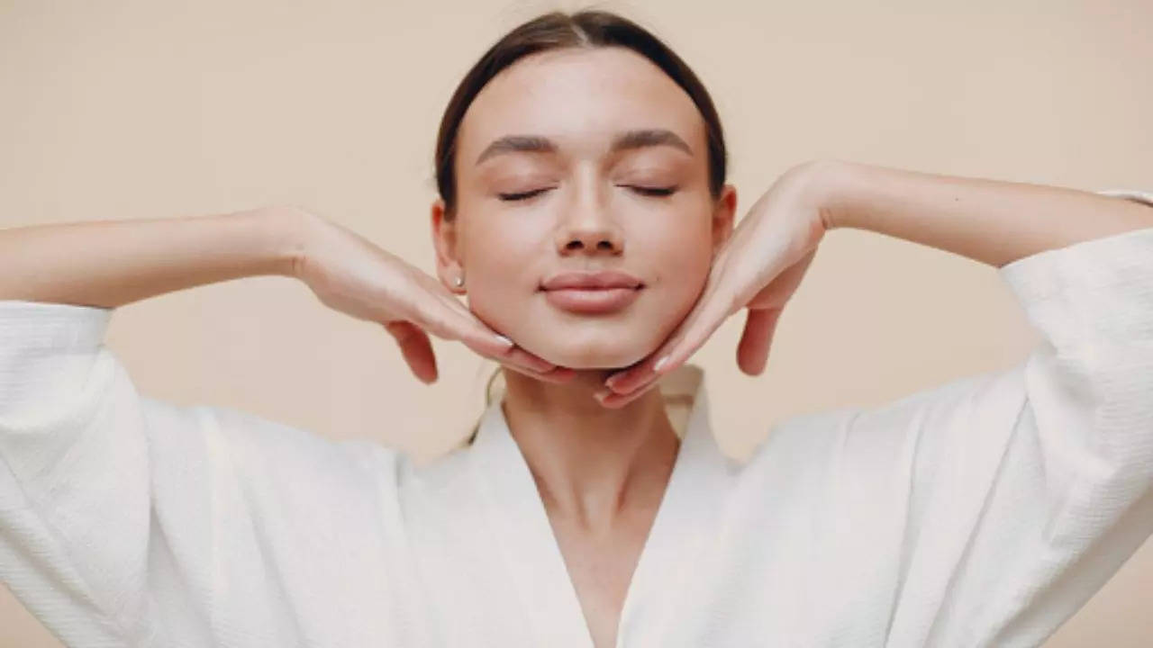 Yoga exercises to get a chiseled jawline, Who doesn't like a chiseled  jawline? Do these yoga exercises to get that defined and perfect shape.  #Fitnes #Yoga #Tak, By India Today