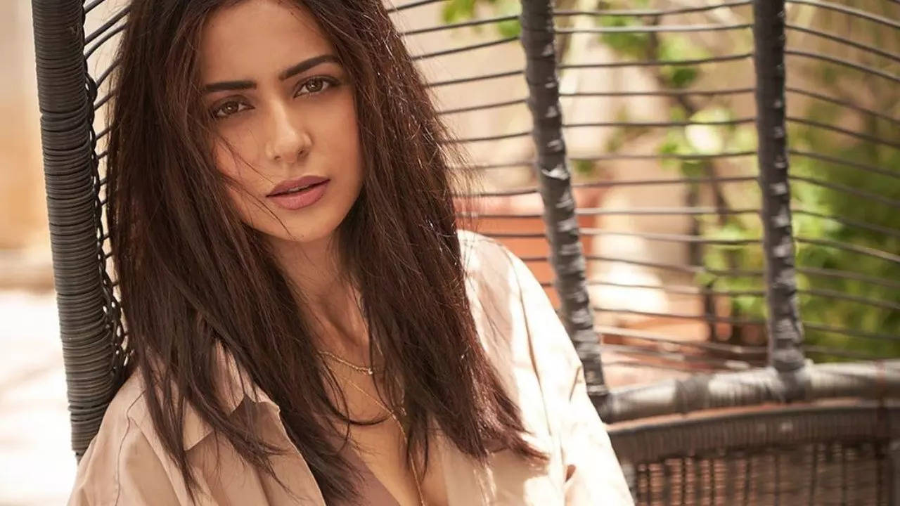 1280px x 720px - Rakul Preet Singh looks breathtaking in a nude shade plunging neckline  outfit- see photo, Telugu Cinema News | Zoom TV