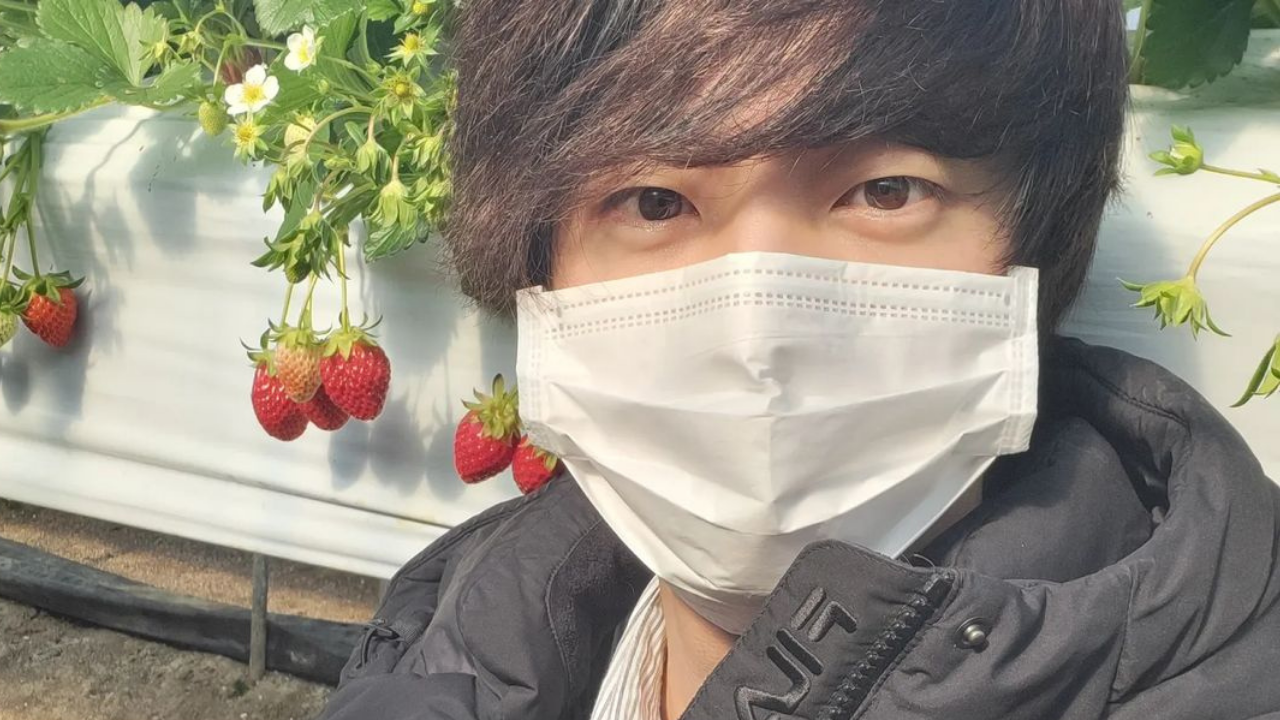 Jin visits his uncle's strawberry farm