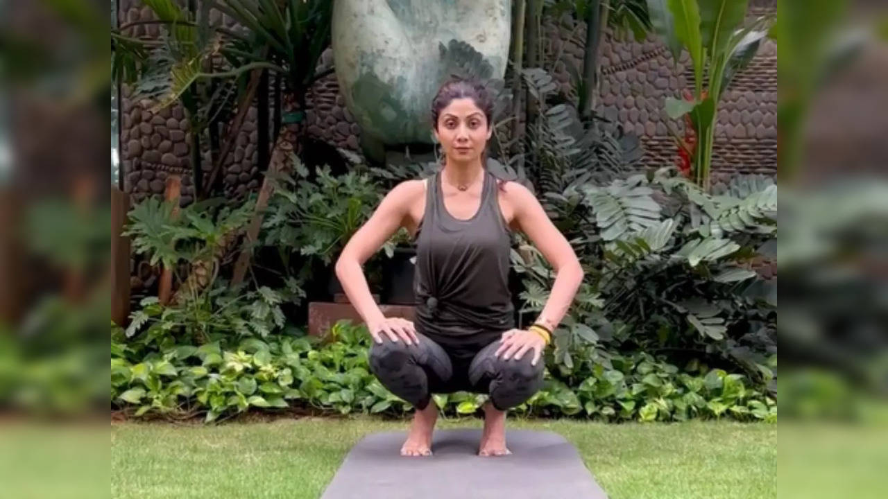 शिल्पा शेट्टी ने शेयर किया योग करते हुए वीडियो | Shilpa Shetty shared  Paschimottanasana yoga video on instagram - News Nation