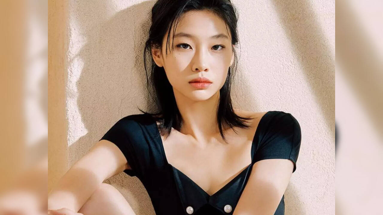 Proud of Korean culture, Squid Game's Jung Ho Yeon incorporates a 'daenggi'  in her 28th SAG Awards ensemble