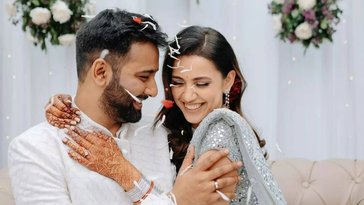 Esha Kansara gets engaged, shares pics