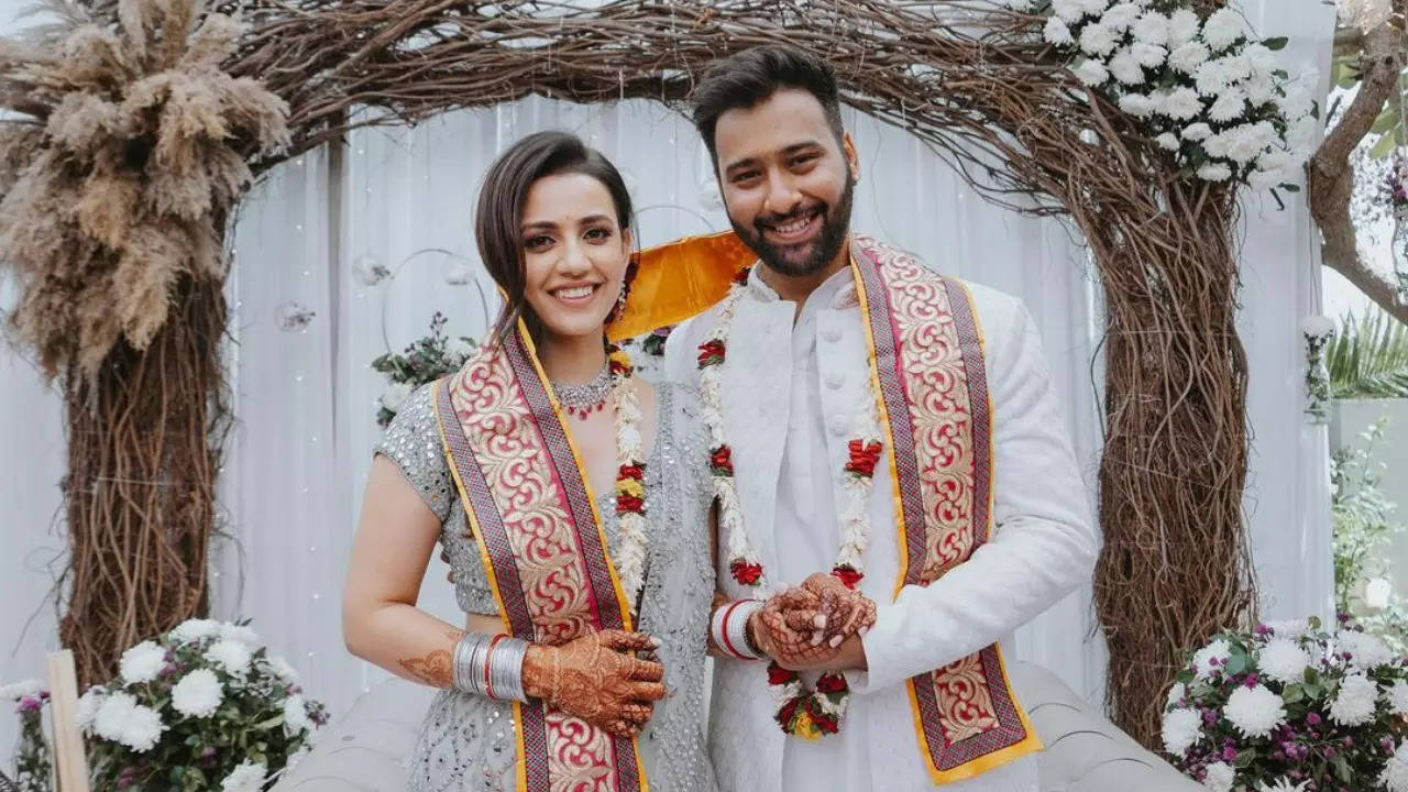 Esha Kansara gets engaged to Siddharth Bhavsar