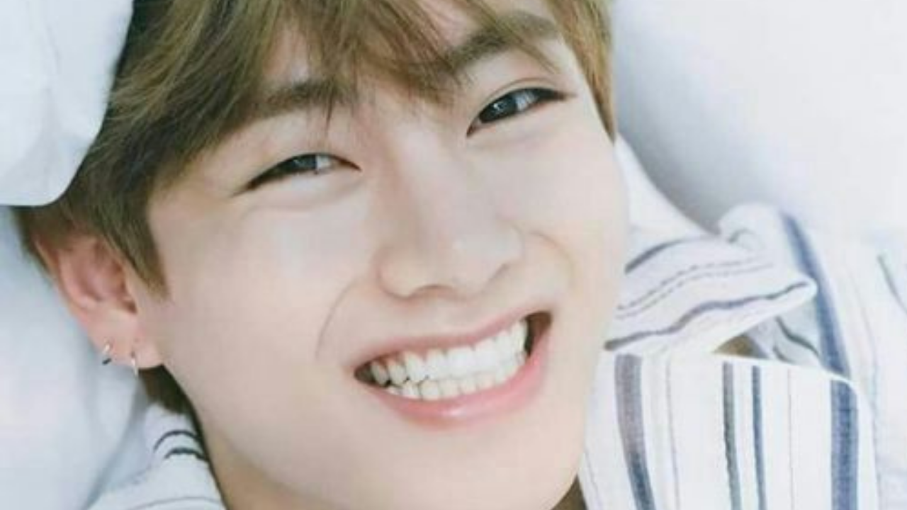 BTS' V's boxy smile