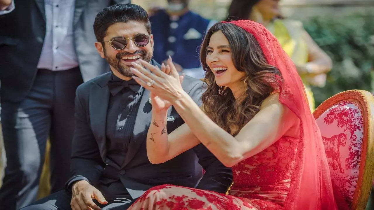 Shibani Dandekar's reaction to pic from husband Farhan Akhtar's Holi vacation 'with the boys' is eve