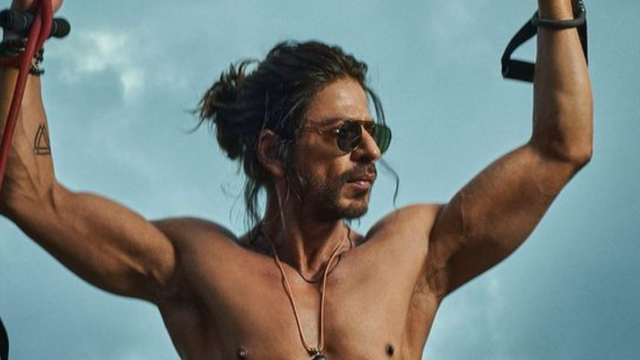 SRK flaunts his ripped abs in leaked shirtless pic from 'Pathaan' sets