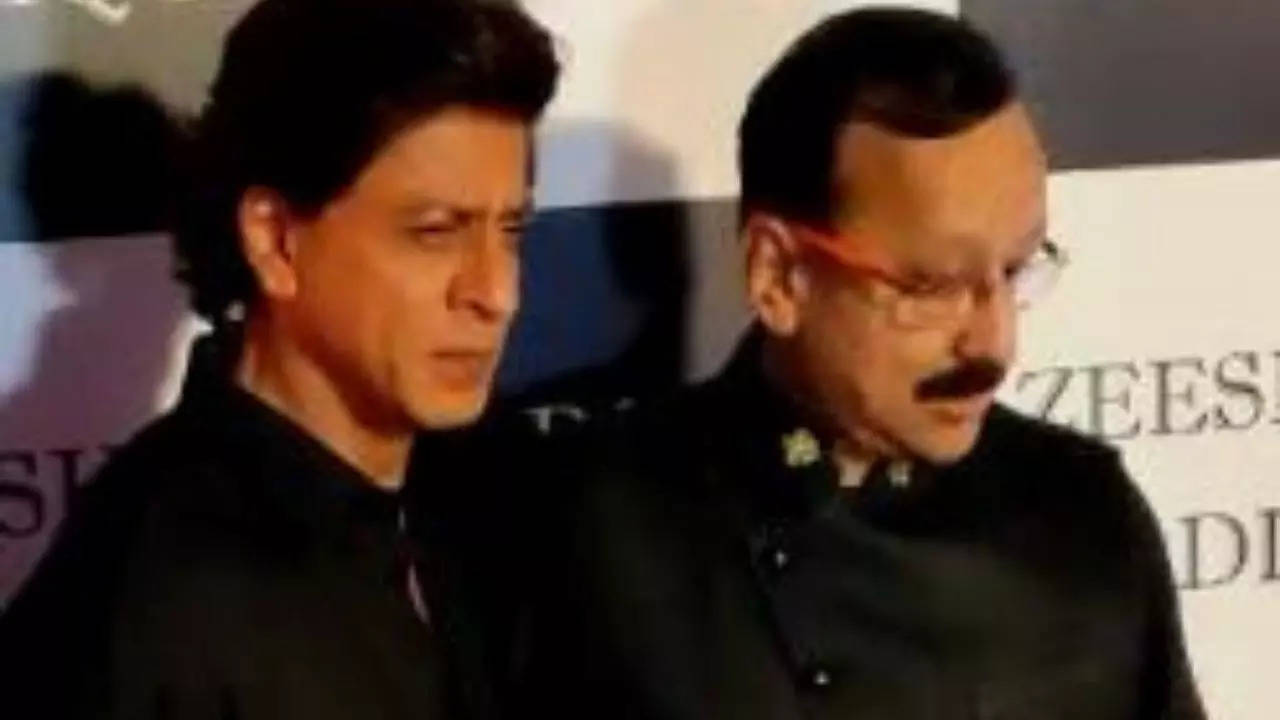 Shah Rukh Khan arrives at Baba Siddique's Iftar party