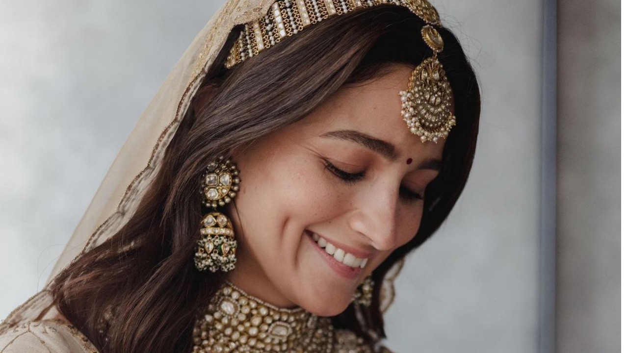 Alia Bhatt ने पहनी नोजरिंग, फैन्स बोले मां की फोटोकॉपी - Alia bhatt nose  ring makes her look like mother soni razdan - News Nation