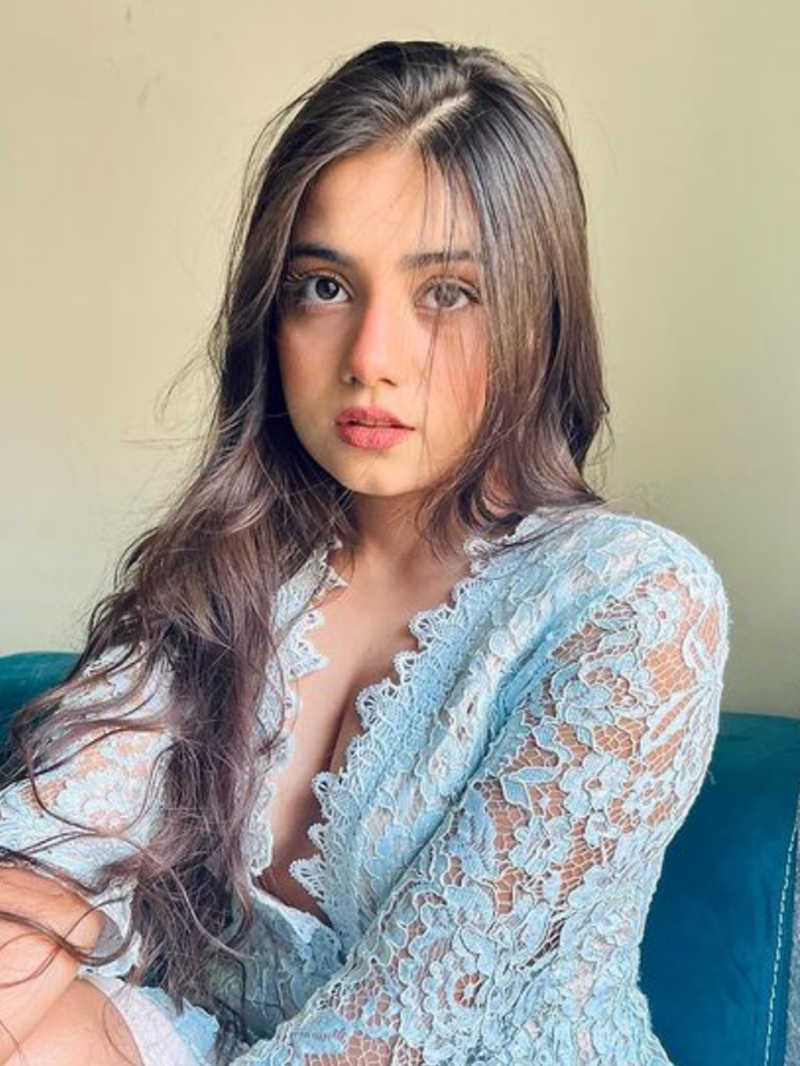 Urfi Javed's sister Dolly Javed is just as glamorous; here's proof