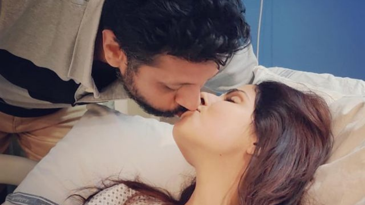 Chhavi Mittal Kisses Husband From Hospital Bed After Breast Cancer Surgery Pens Loving Note For